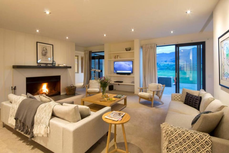 Alpine Retreat by MajorDomo Villa in Queenstown