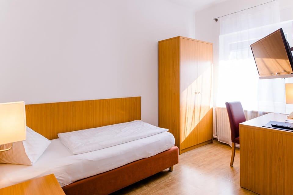 Bed, TV and multimedia, Photo of the whole room, Bedroom, wardrobe