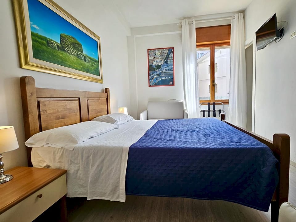 Bed, TV and multimedia, Photo of the whole room, Bedroom