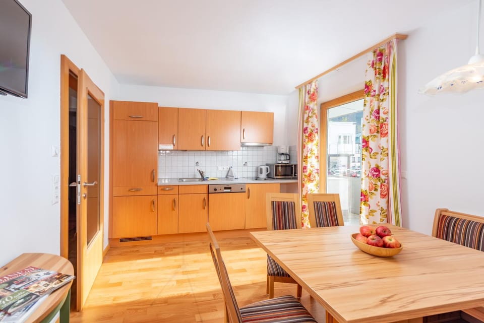 Restaurant/places to eat, Kitchen or kitchenette, Seating area, Dining area, City view, Supermarket/grocery shop, Shopping Area