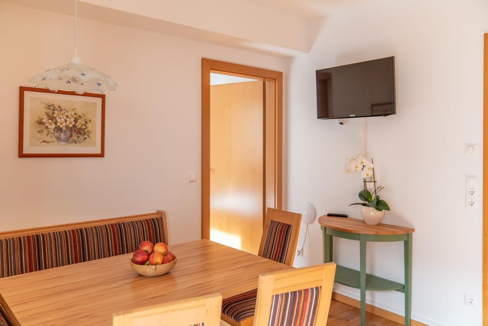 Food and drinks, Photo of the whole room, Decorative detail, Seating area, Dining area