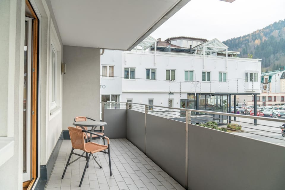 Property building, Balcony/Terrace, Decorative detail, City view, Street view