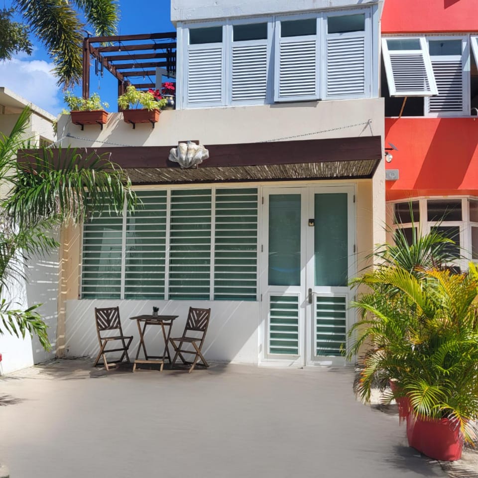 Property building, Facade/entrance, Balcony/Terrace, Parking