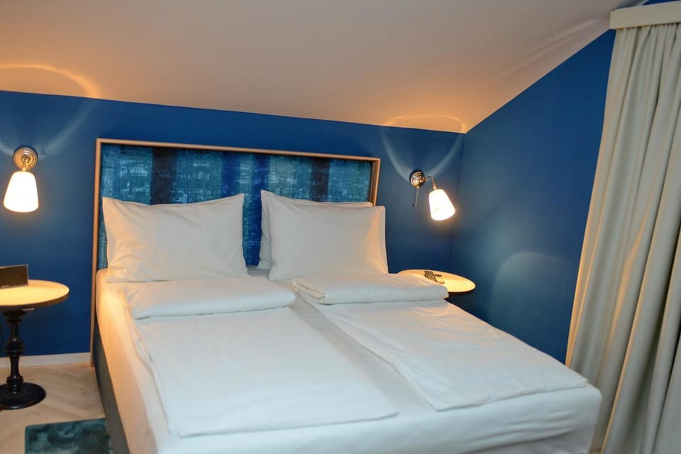 Toilet, Bed, Bathroom, TV and multimedia, Balcony/Terrace, Inner courtyard view