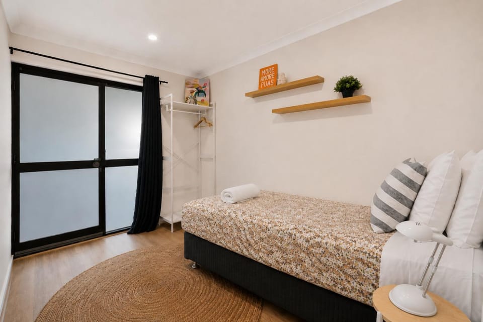 Bed, towels