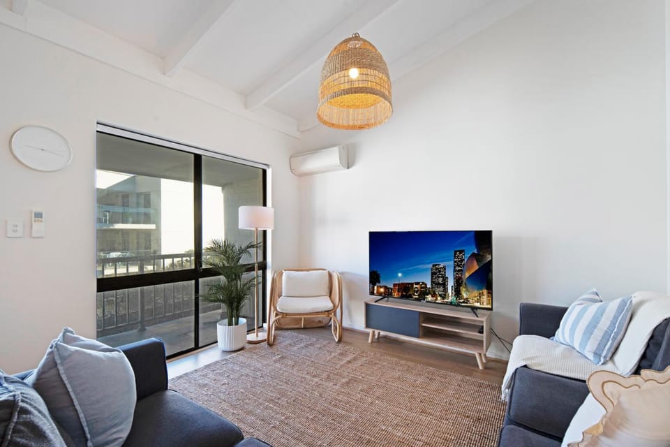 TV and multimedia, Living room, Seating area, air conditioner