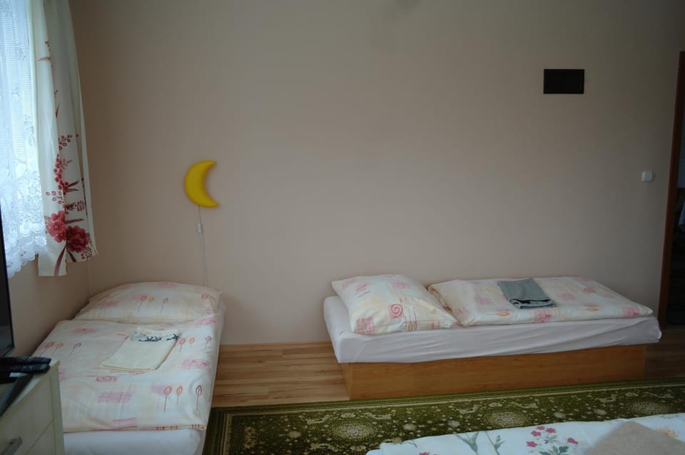 Photo of the whole room, Decorative detail, Bedroom