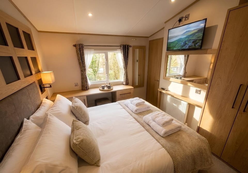 Bed, TV and multimedia, Photo of the whole room, Bedroom, towels, wardrobe