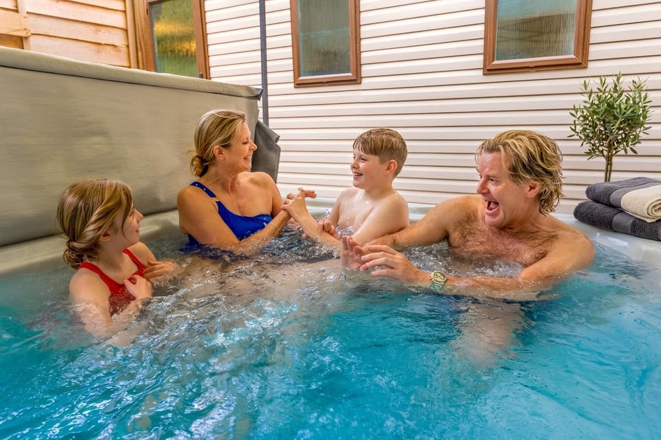 Hot Tub, Guests