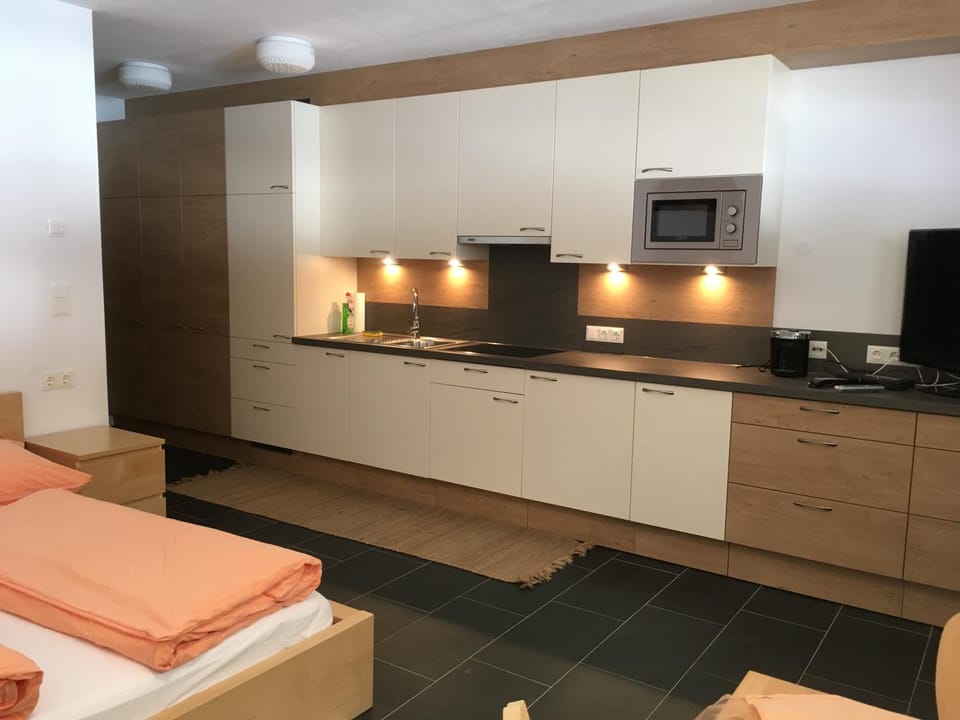 Kitchen or kitchenette, Bedroom
