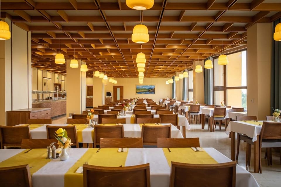 Restaurant/places to eat, Seating area