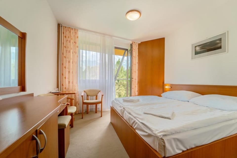 Bed, View (from property/room), Photo of the whole room, Bedroom, towels