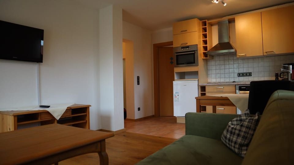 TV and multimedia, Kitchen or kitchenette, Living room, Seating area, Dining area, minibar, oven, stove
