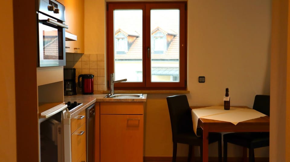 Kitchen or kitchenette, Dining area, minibar, oven, stove