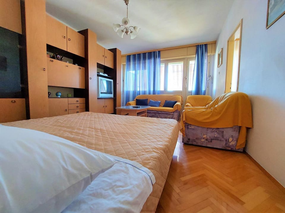 Bed, TV and multimedia, Living room