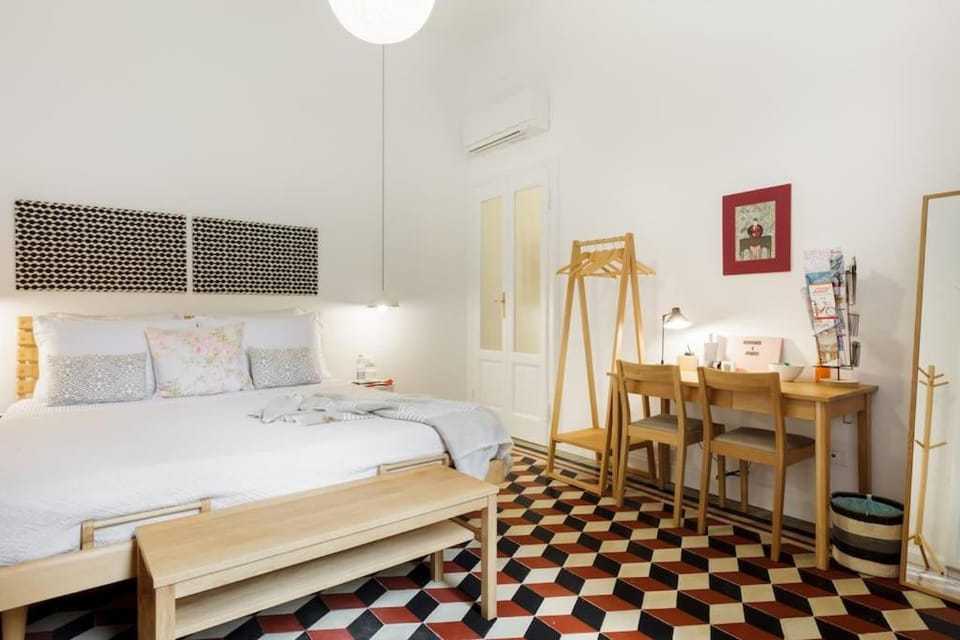 Bed, Photo of the whole room, Bedroom