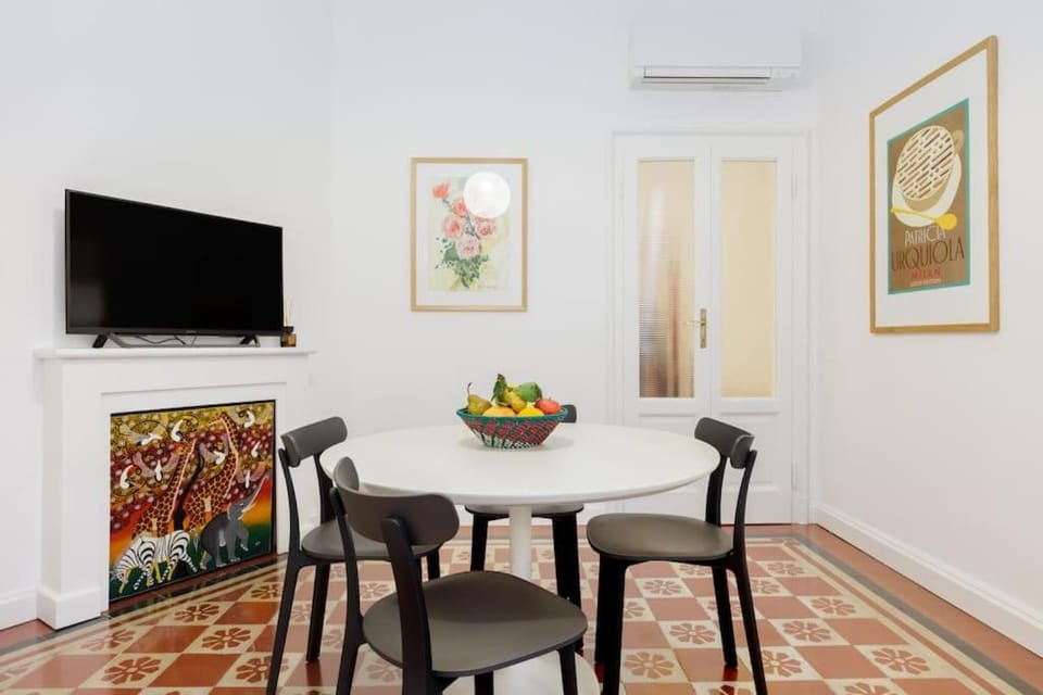 TV and multimedia, Living room, Seating area, Dining area, air conditioner