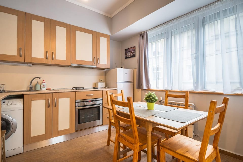 Coffee/tea facilities, Kitchen or kitchenette, Dining area