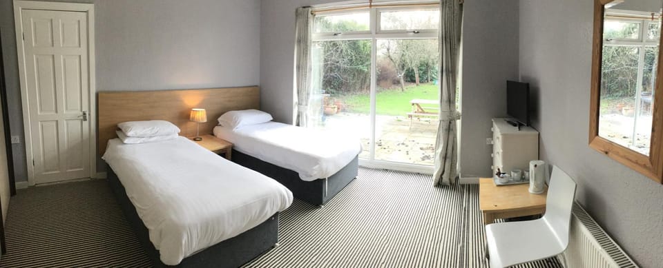 Photo of the whole room, Garden view