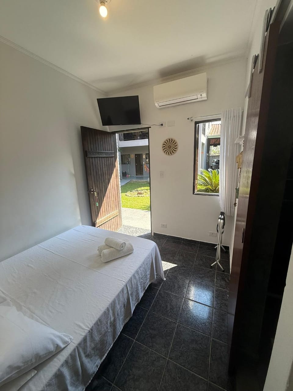 Bed, TV and multimedia, Photo of the whole room, Bedroom, air conditioner