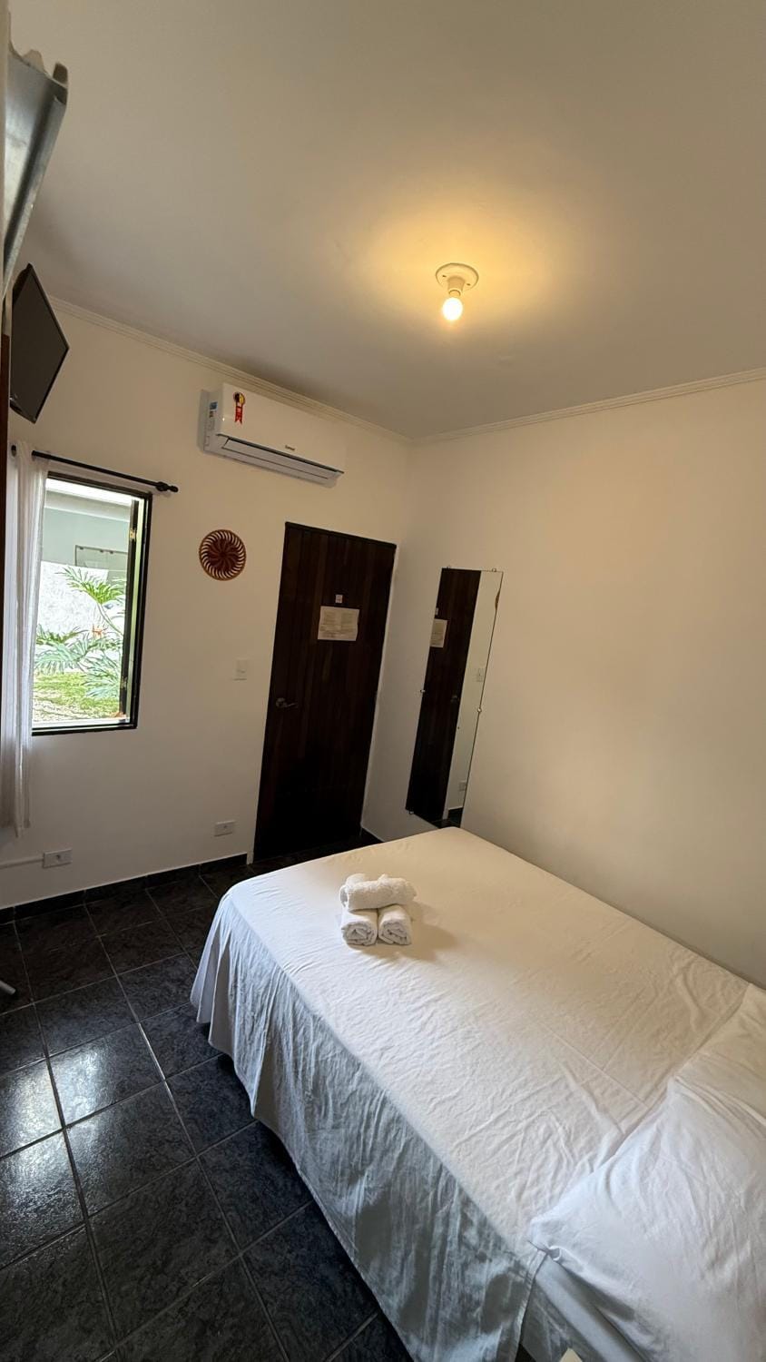 Bed, TV and multimedia, Photo of the whole room, air conditioner