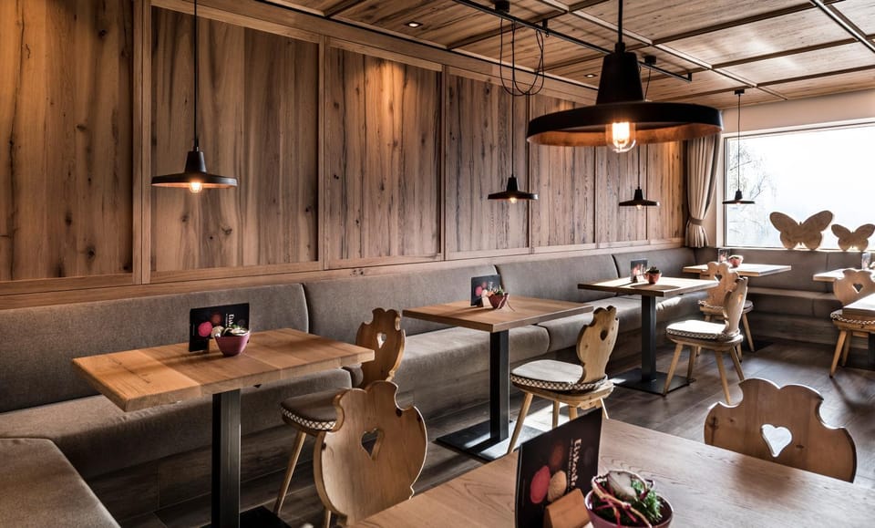 Restaurant/places to eat, Lounge or bar