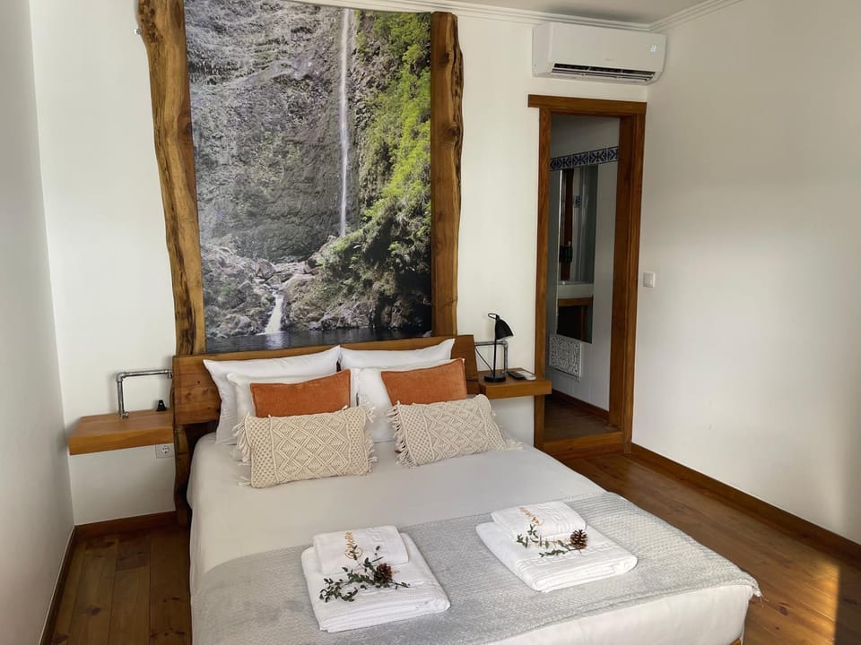 Bedroom, towels, air conditioner