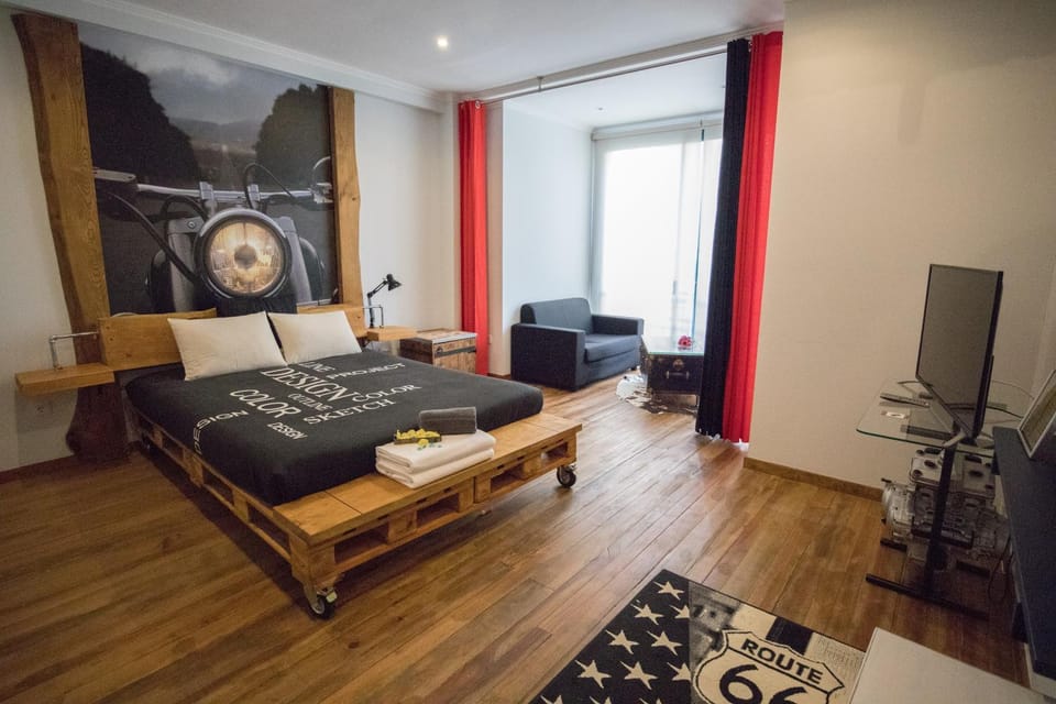 Bed, Living room, Decorative detail, Bedroom, Landmark view, Street view