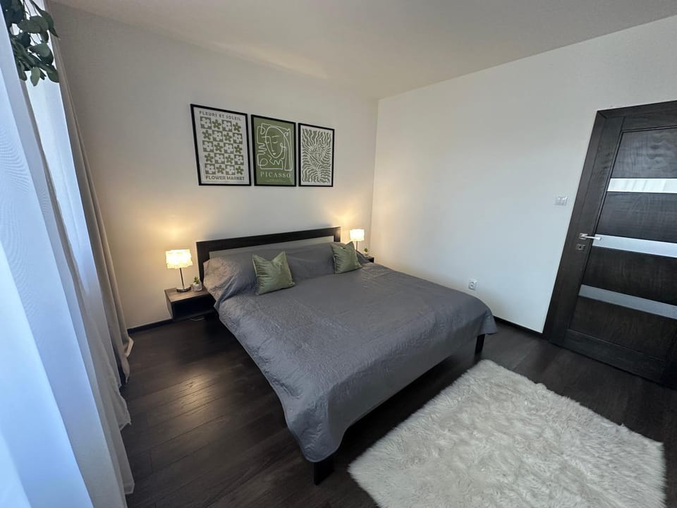 Photo of the whole room, Bedroom