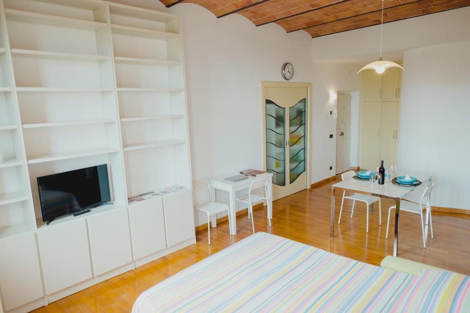 Bed, Living room, Bedroom