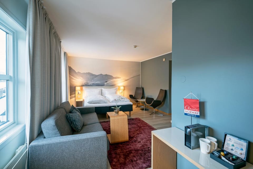 Coffee/tea facilities, Living room, Photo of the whole room, Seating area, Bedroom
