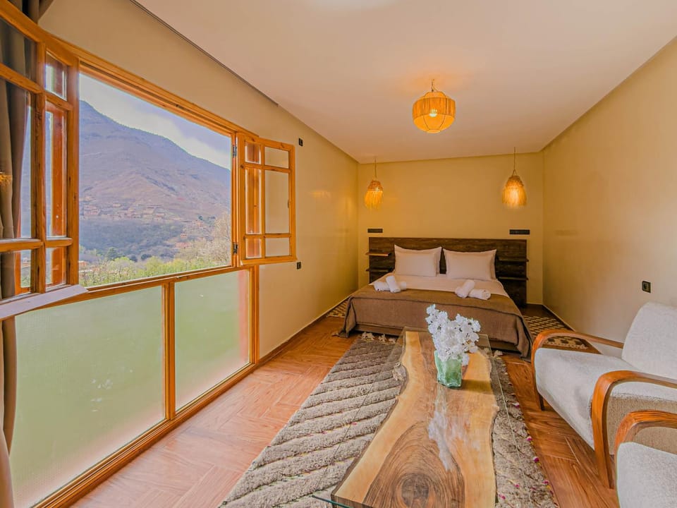 Bed, Natural landscape, Living room, Photo of the whole room, Seating area, Bedroom, Mountain view