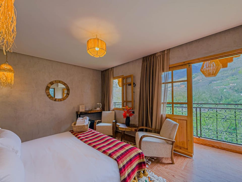 Bed, Natural landscape, Living room, Photo of the whole room, Bedroom, Mountain view