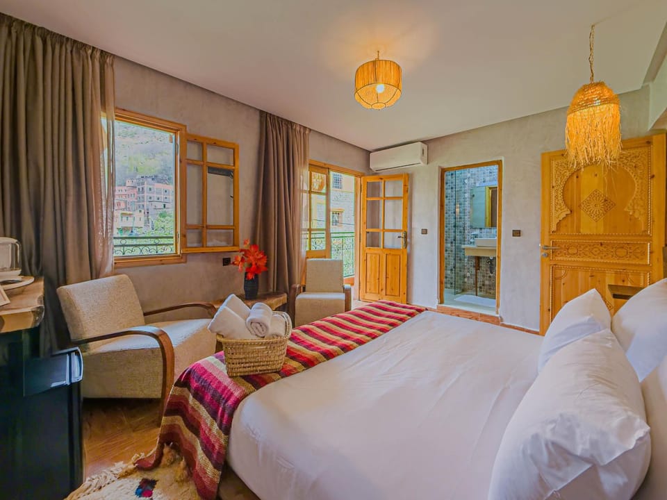 Bed, Living room, Photo of the whole room, Seating area, Bedroom