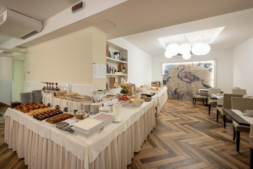 Restaurant/places to eat, Food and drinks, Continental breakfast, Buffet breakfast