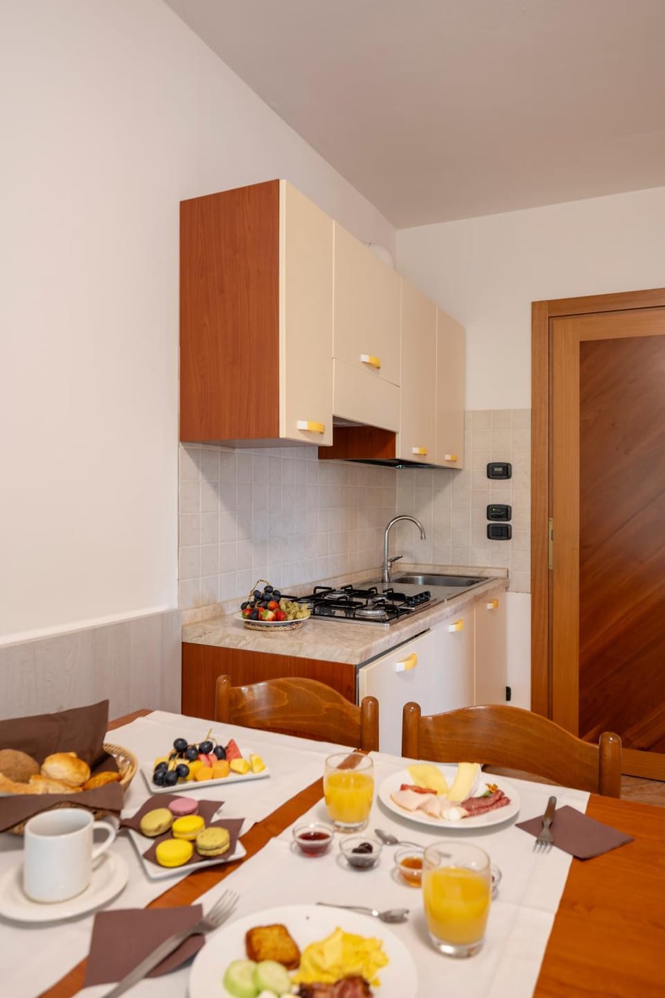 Kitchen or kitchenette, Food and drinks, Dining area