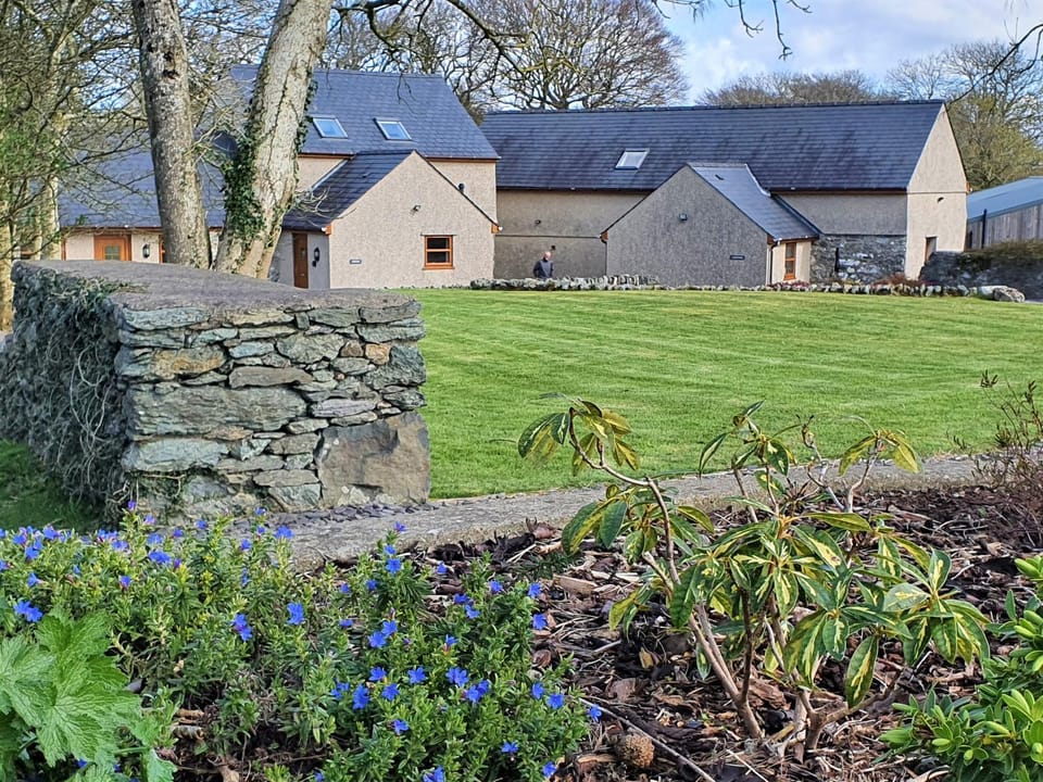 Property building, Day, Garden, Garden view