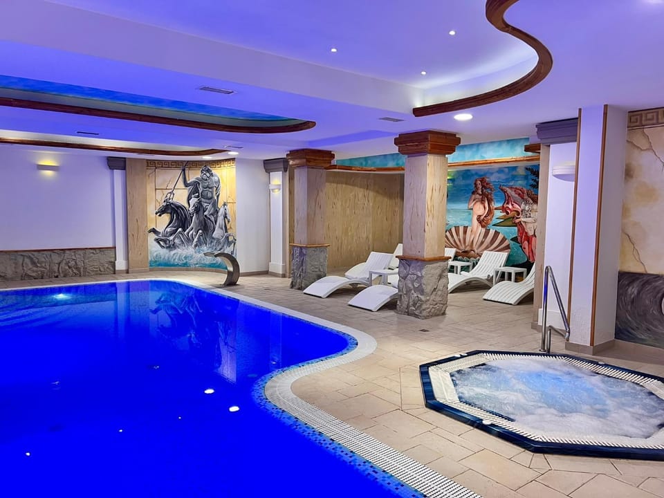 Pool view, Swimming pool, sunbed