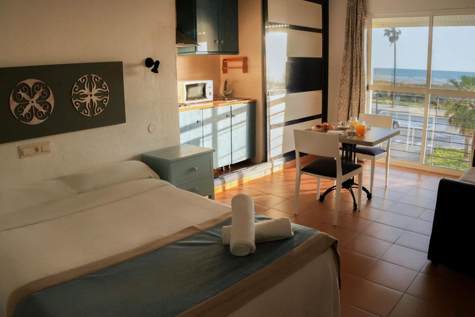 Bed, TV and multimedia, Living room, Photo of the whole room, Dining area, Bedroom