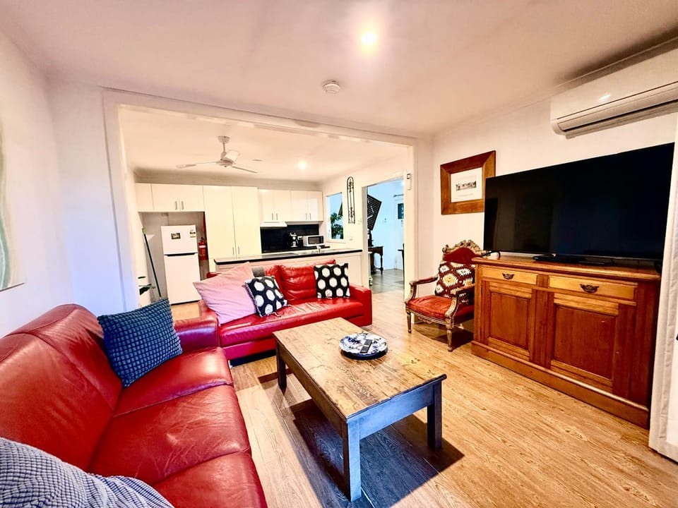 TV and multimedia, Kitchen or kitchenette, Living room, Seating area, Evening entertainment, air conditioner