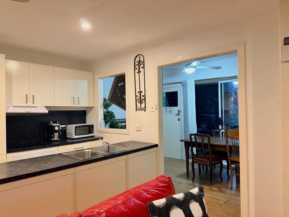Facade/entrance, Kitchen or kitchenette, Dining area, oven