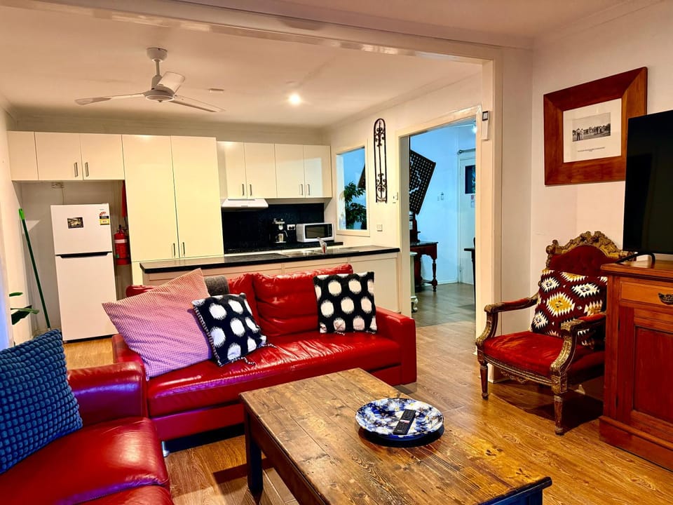 Communal lounge/ TV room, TV and multimedia, Kitchen or kitchenette, Living room, Evening entertainment, oven, stove