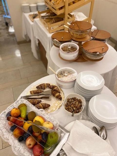 Continental breakfast, Buffet breakfast, Italian breakfast