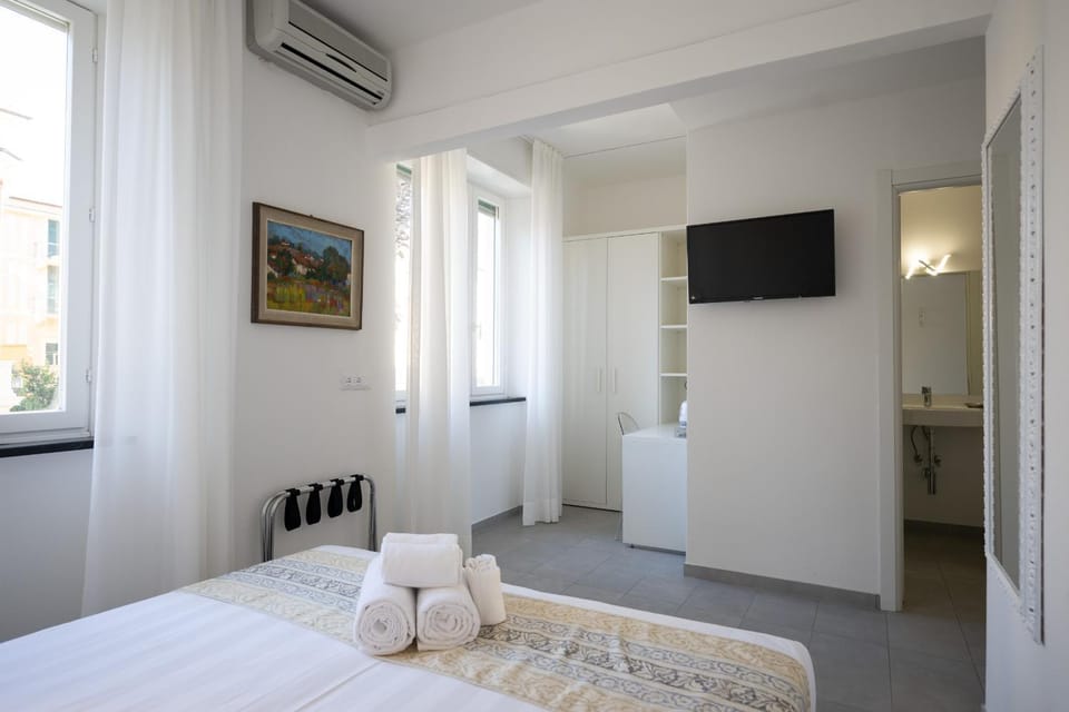 TV and multimedia, Photo of the whole room, Bedroom, air conditioner
