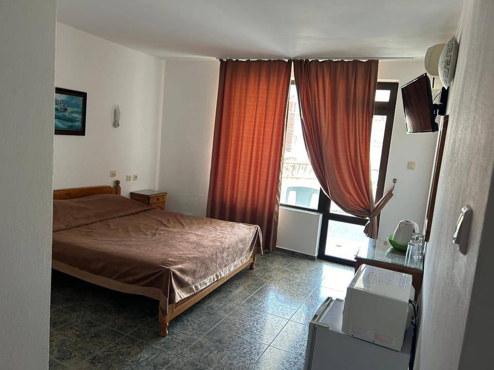 Bed, TV and multimedia, Photo of the whole room, Bedroom