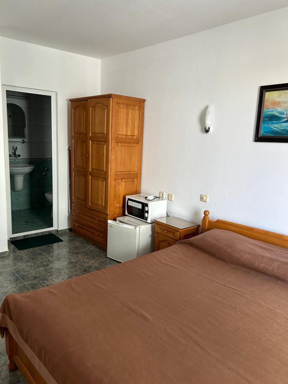 Bed, Photo of the whole room, Bedroom, minibar, oven, wardrobe