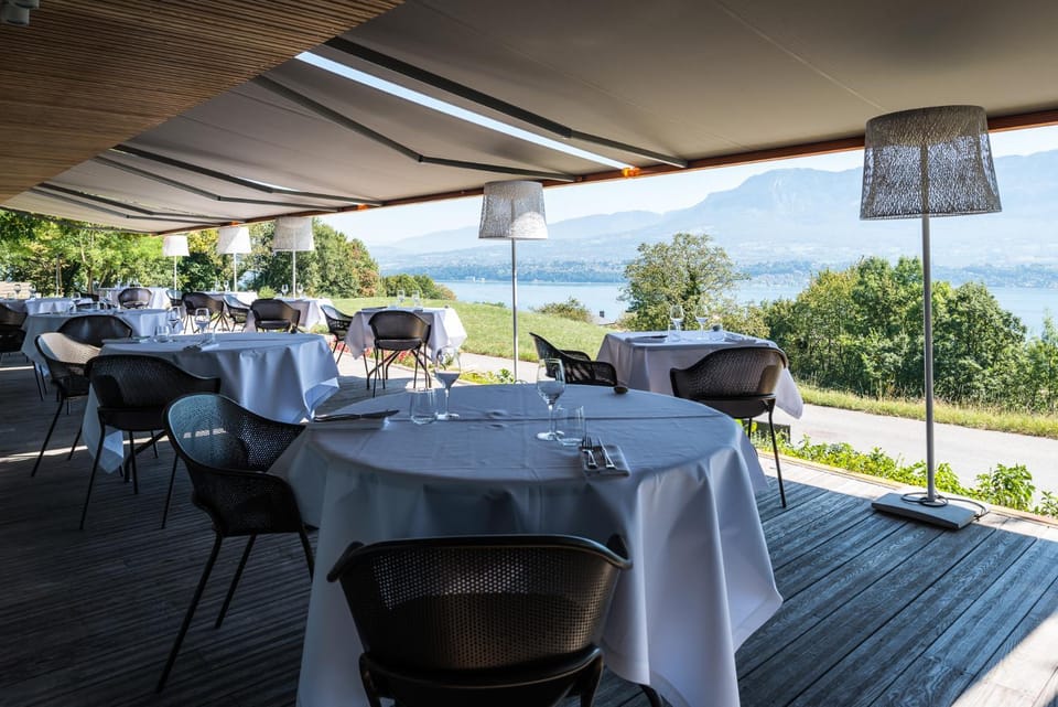 Property building, Patio, Restaurant/places to eat, Restaurant/places to eat, Balcony/Terrace, Garden view, Lake view