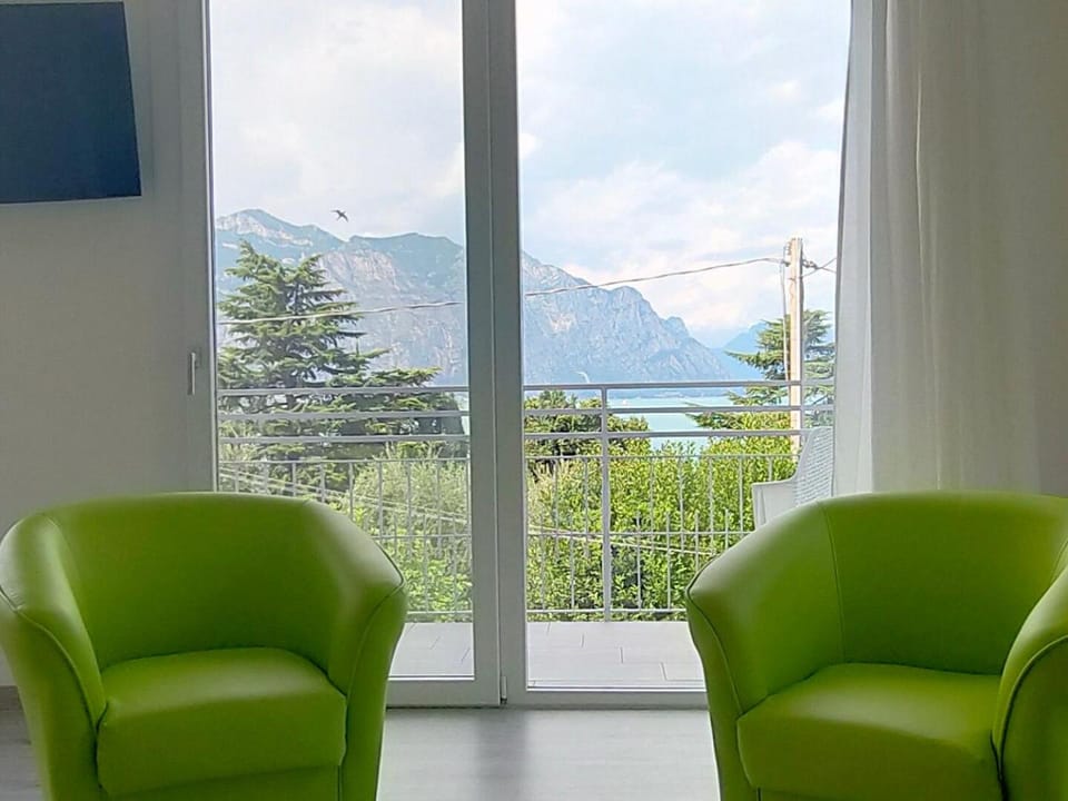 Day, Natural landscape, Living room, Seating area, Lake view, Mountain view