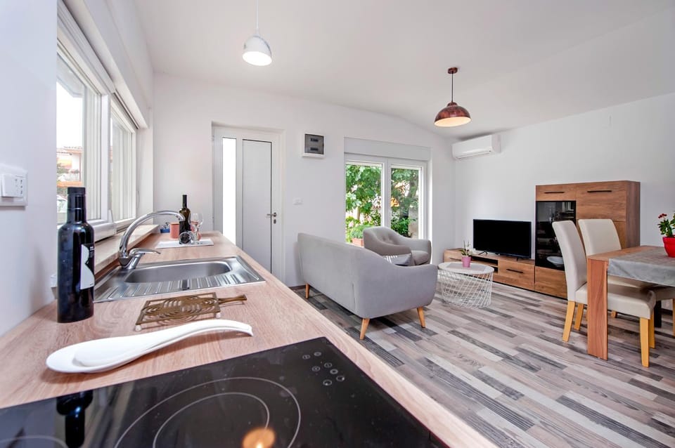 Kitchen or kitchenette, Living room
