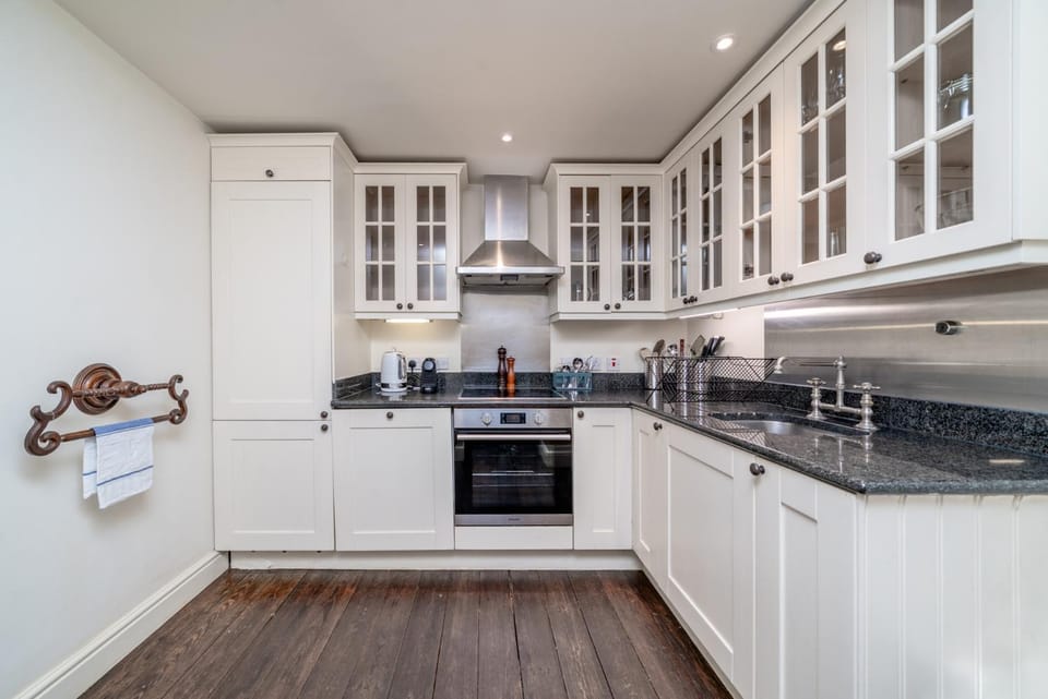 The Anhalt Retreat, Stylish 2BR near Battersea Park & Chelsea Apartment in London